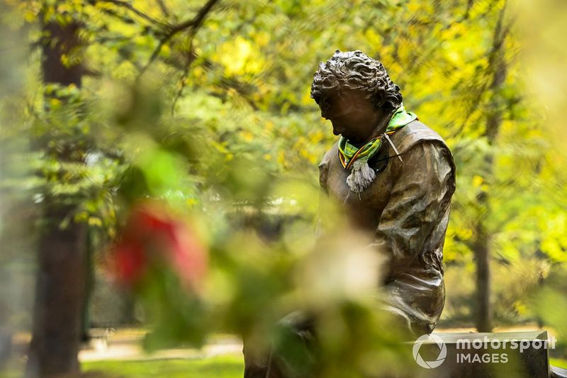 Una estatua homenaje a Ayrton Senna