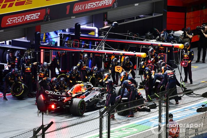 Sergio Pérez, Red Bull Racing RB18, hace una parada en boxes