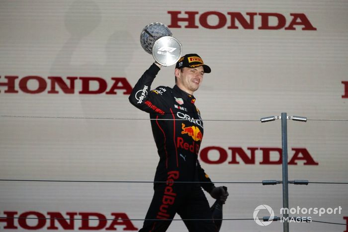Podio: ganador y campeón del mundo Max Verstappen, Red Bull Racing