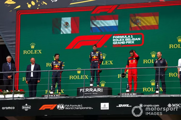 Podio: segundo lugar Sergio Pérez, Red Bull Racing, ganador Max Verstappen, Red Bull Racing, tercer lugar Carlos Sainz, Ferrari