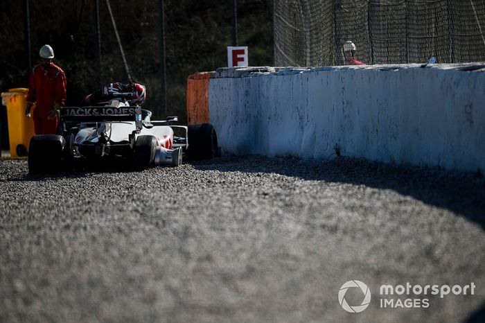 El accidente de Kevin Magnussen, Haas F1 Team VF-20 que provocó una bandera roja