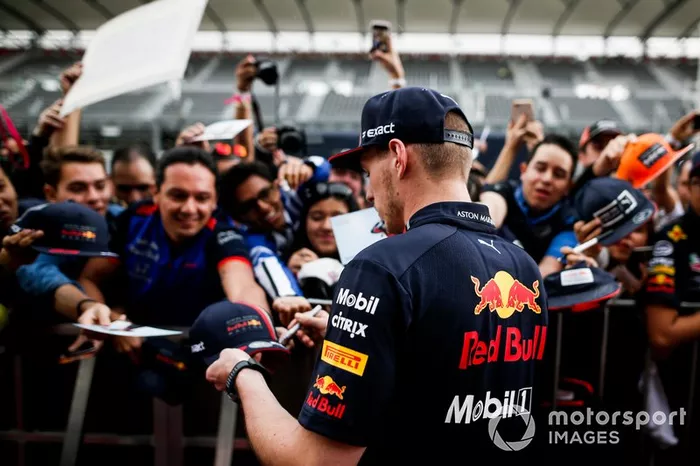 Max Verstappen, Red Bull Racing firma un autógrafo para un fan