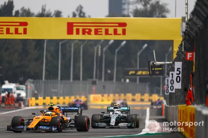 Lando Norris, McLaren MCL34, precede Valtteri Bottas, Mercedes AMG W10