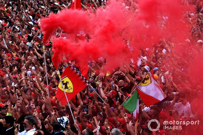 Los aficionados muestran su apoyo a la Scuderia Ferrari