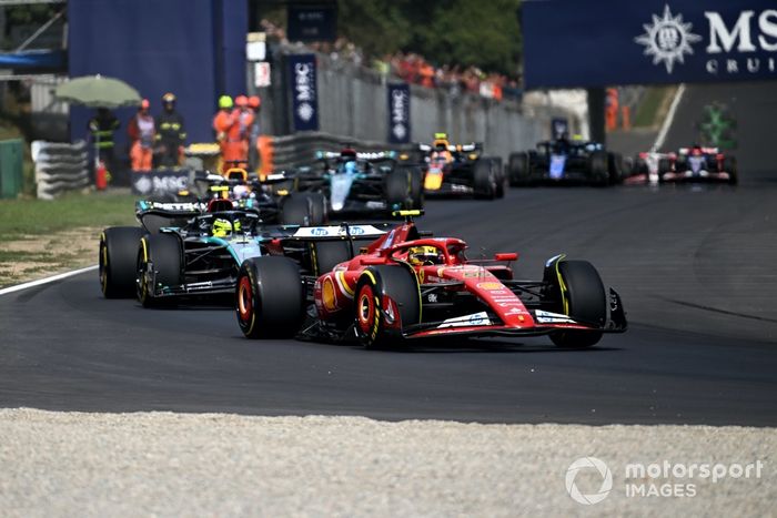 Carlos Sainz, Ferrari SF-24 Lewis Hamilton, Mercedes F1 W15 
