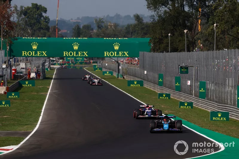 Esteban Ocon, Alpine A524, Daniel Ricciardo, RB F1 Team VCARB 01, Kevin Magnussen, Haas VF-24.