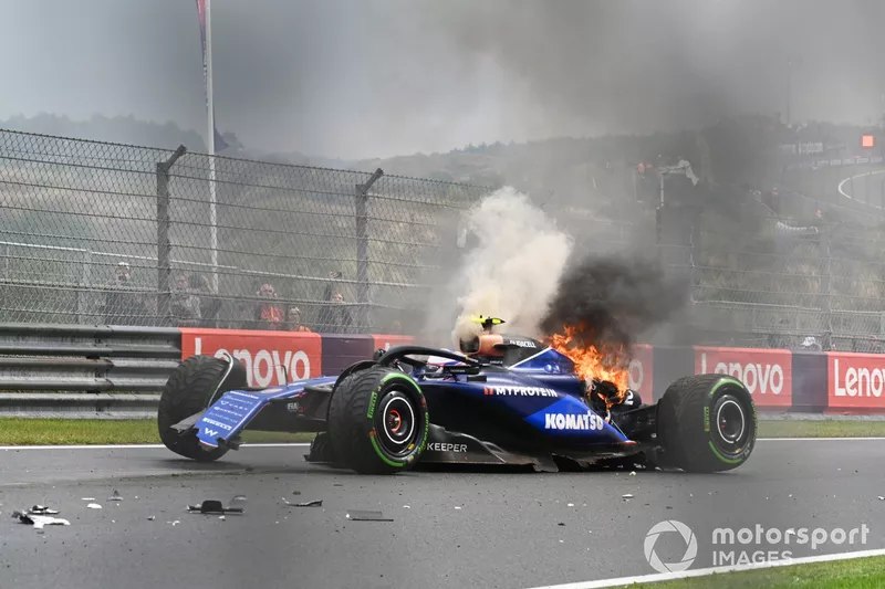 Logan Sargeant, Williams FW46, chute pendant la FP3, provoquant un incendie à l'arrière de sa voiture.