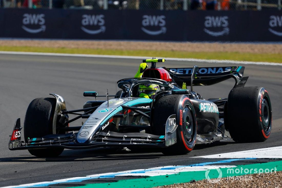 Lewis Hamilton, Mercedes F1 W15, 1ª posición, levanta el puño en señal de celebración de camino al Parc Ferme