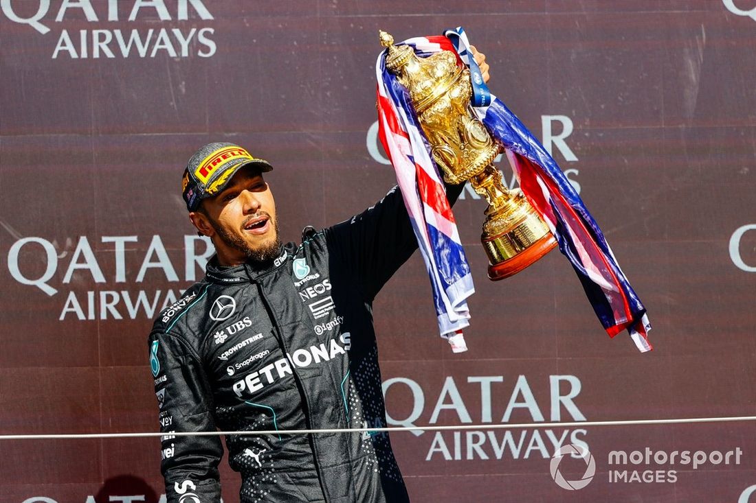 Lewis Hamilton, Mercedes-AMG F1 Team, 1. miejsce, świętuje na podium z trofeum zwycięzcy