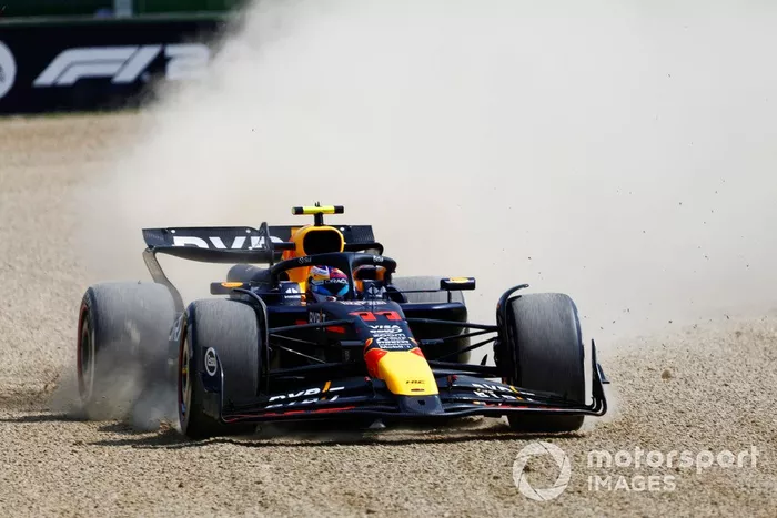 Sergio Pérez, Red Bull Racing RB20, se sale de la pista y cae a la grava