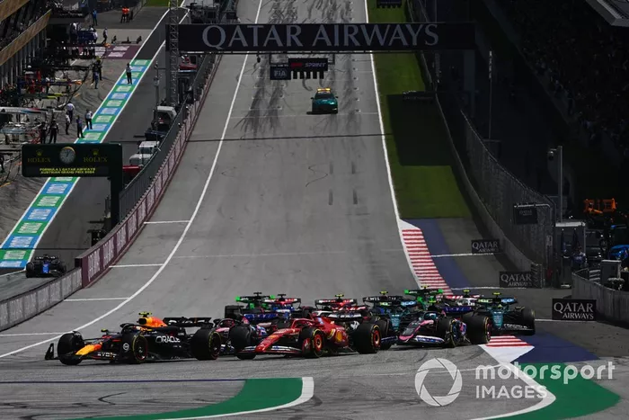 Sergio Perez, Red Bull Racing RB20, Charles Leclerc, Ferrari SF-24, Esteban Ocon, Alpine A524, o resto do pelotão no início da Sprint