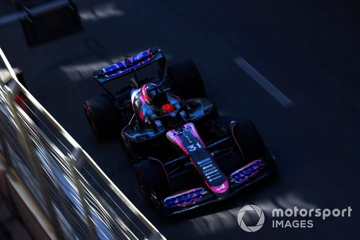 Esteban Ocon, Alpine A524, en una vuelta de reconocimiento 