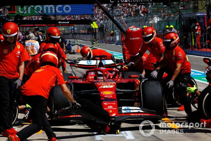 El equipo de boxes de la Scuderia Ferrari realiza una parada en boxes en el coche de Charles Leclerc, Ferrari SF-24.
