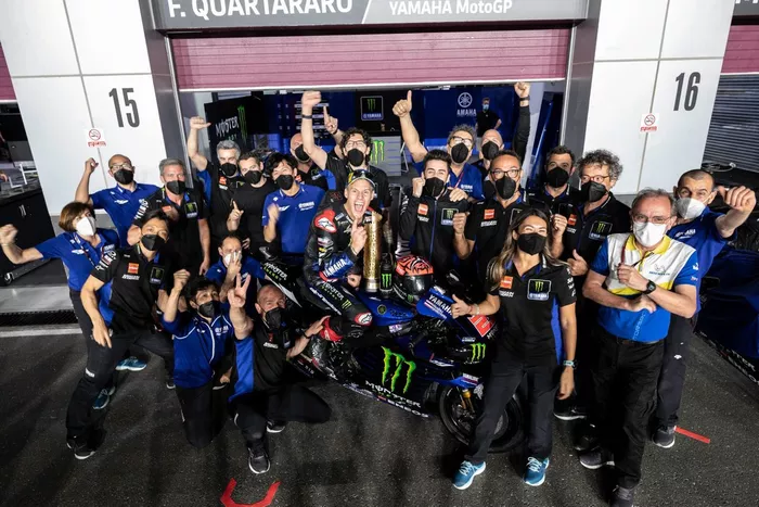 El ganador de la carrera Fabio Quartararo, Yamaha Factory Racing celebra con el equipo