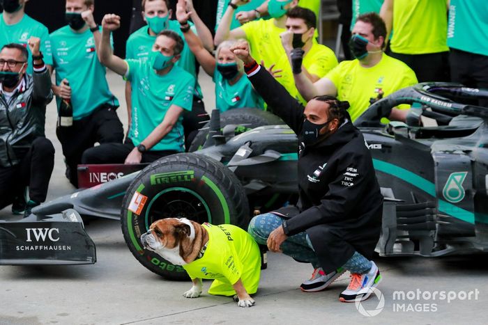 Lewis Hamilton, Mercedes-AMG F1 y el equipo de Mercedes celebran después de haber conseguido el séptimo título del campeonato mundial de pilotos