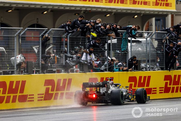 Lewis Hamilton, Mercedes F1 W11, consigue la victoria para asegurar su séptimo título de pilotos mientras el equipo de Mercedes anima desde el pit wall