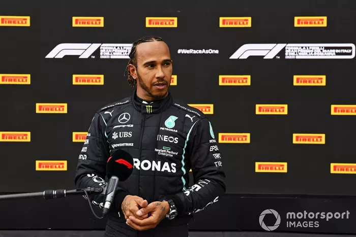 Lewis Hamilton, de Mercedes, habla con la prensa en el Parc Ferme 