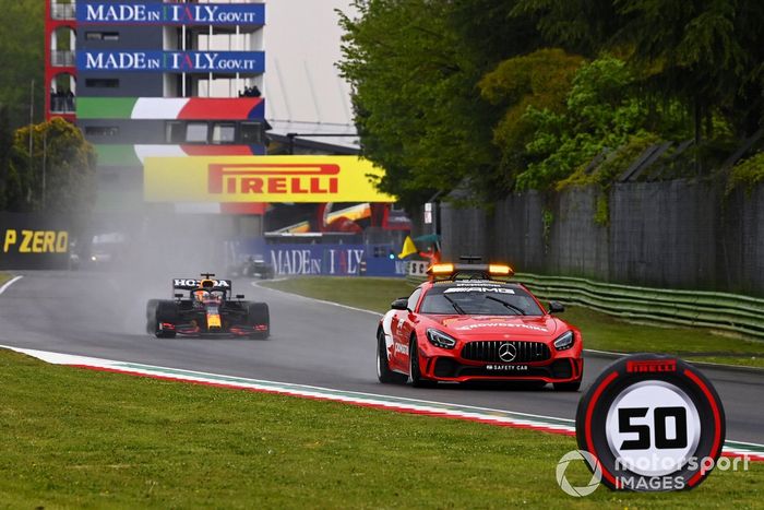 El Safety Car lidera a Max Verstappen, Red Bull Racing RB16B