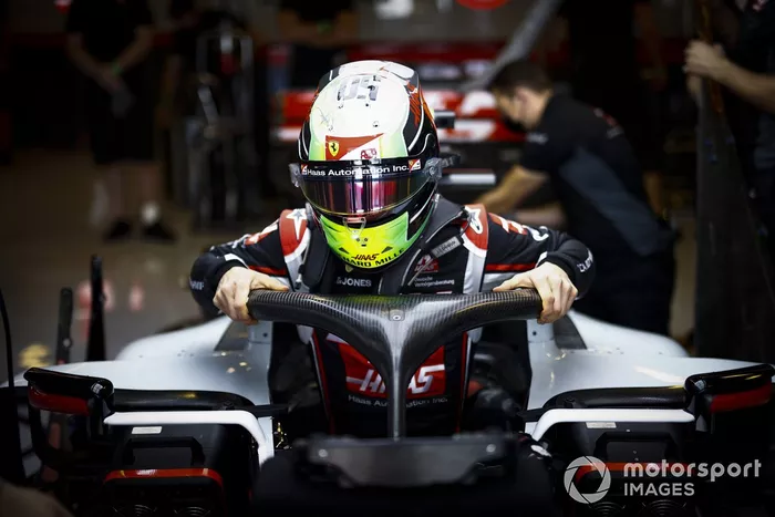 Mick Schumacher, Haas VF-20, se sube al coche
