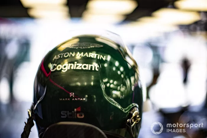 El casco de un mecánico