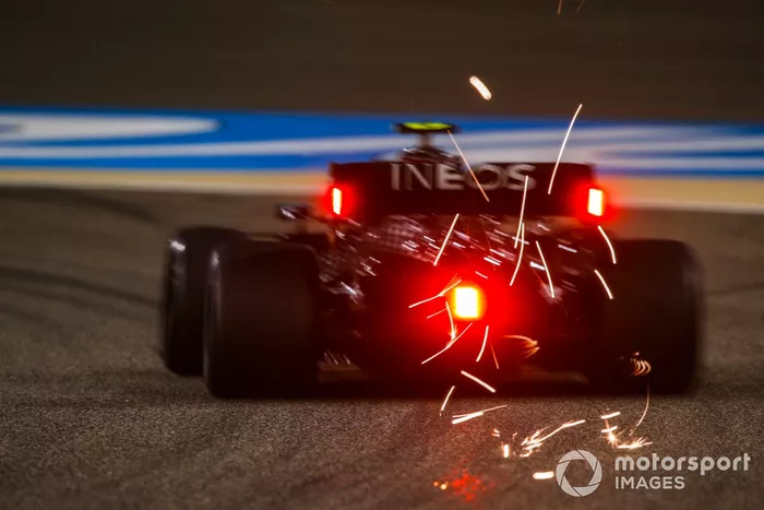 Scintille che escono dall'auto di Valtteri Bottas, Mercedes F1 W11