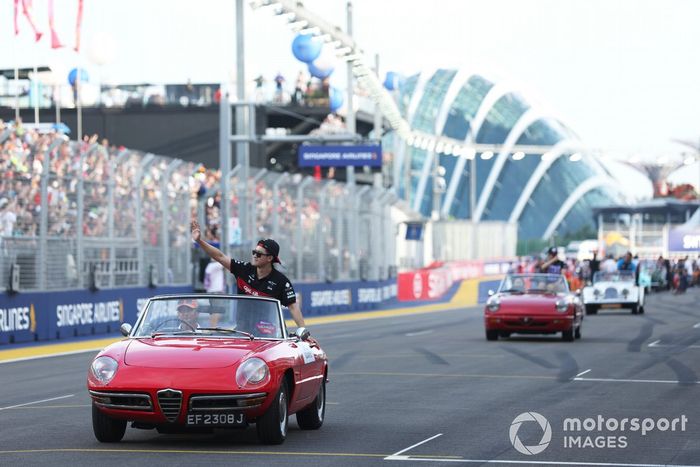 Zhou Guanyu, Alfa Romeo F1 Team durante el desfile de pilotos