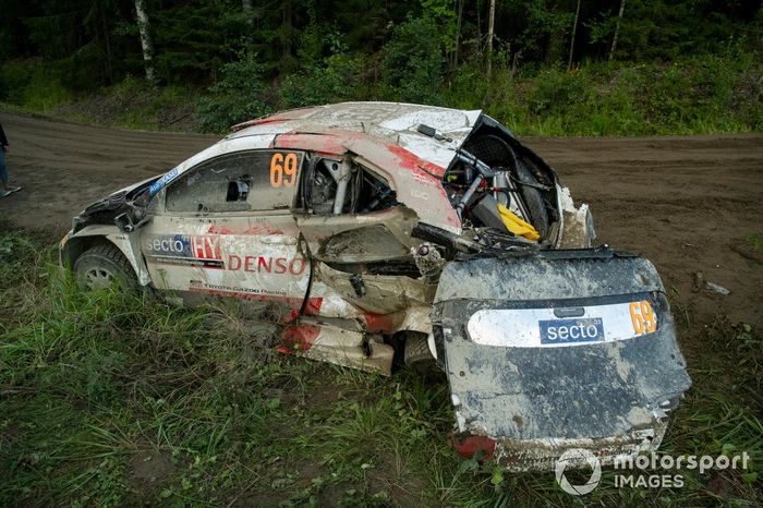Kalle Rovanperä, Jonne Halttunen, Toyota Gazoo Racing WRT Toyota GR Yaris Rally1 tras el accidente
