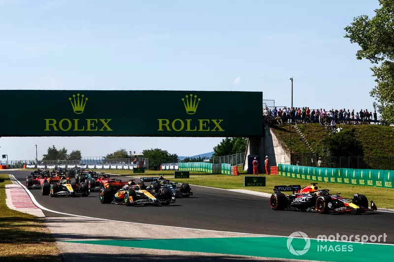 Max Verstappen, Red Bull Racing RB19, Oscar Piastri, McLaren MCL60, Lando Norris, McLaren MCL60, Lewis Hamilton, Mercedes F1 W14, Charles Leclerc, Ferrari SF-23, il resto dello schieramento