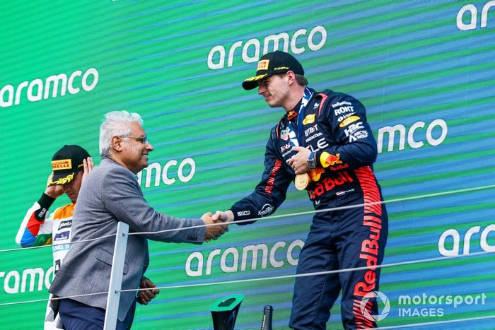 Mohammed Qahtani, Presidente de Downstream, Aramco, felicita a Max Verstappen, Red Bull Racing, 1ª posición, en el podio
