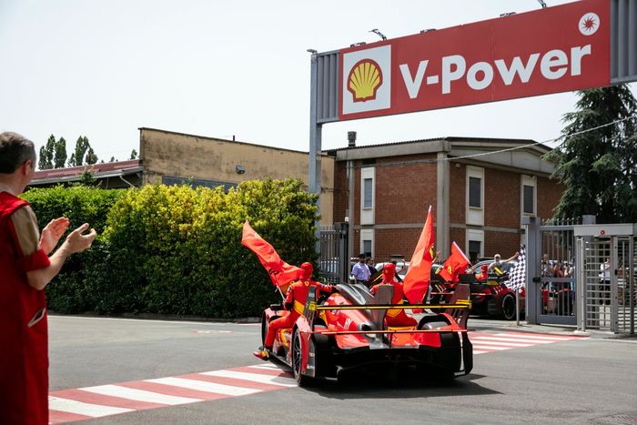 Desfile Ferrari 499P Maranello