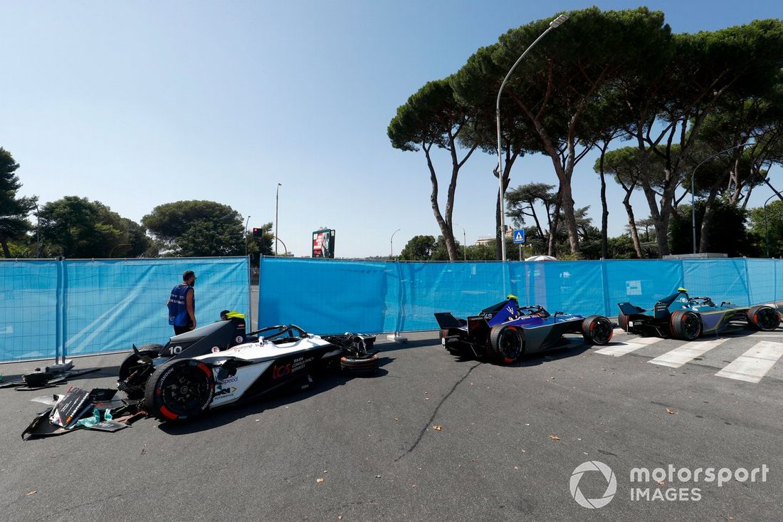 Los coches dañados de Robin Frijns, ABT CUPRA Racing, M9Electro, Edoardo Mortara, Maserati Racing, Maserati Tipo Folgore, Sam Bird, Jaguar Racing, Jaguar I-TYPE 6, tras un fuerte accidente en la 9ª vuelta.