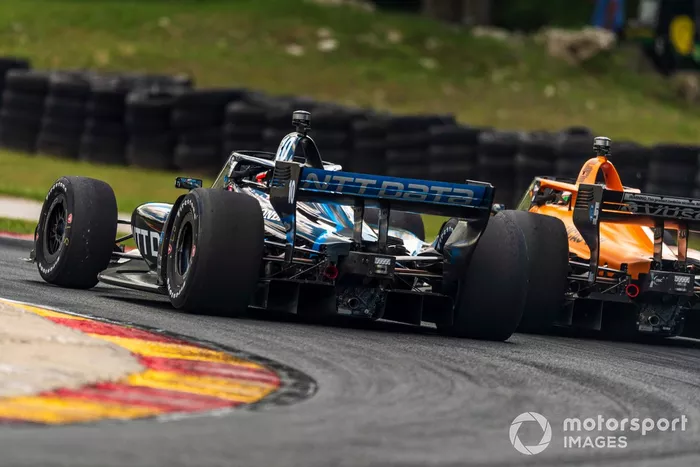 Batalla de Felix Rosenqvist, Chip Ganassi Racing Honda, Patricio O'Ward, Arrow McLaren SP Chevrolet 