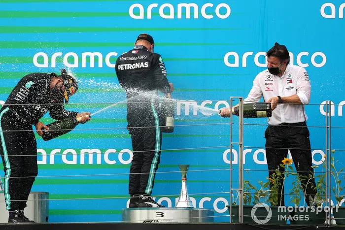 Podio: ganador Lewis Hamilton, Mercedes-AMG Petronas F1, y el tercer lugar Valtteri Bottas, Mercedes-AMG Petronas F1, rocían champán