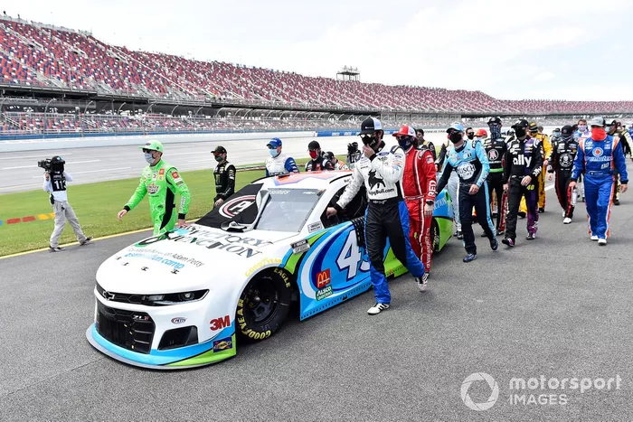 Darrell Wallace Jr., Richard Petty Motorsports, Chevrolet Camaro Victory Junction and Jimmie Johnson, Hendrick Motorsports, Chevrolet Camaro Ally