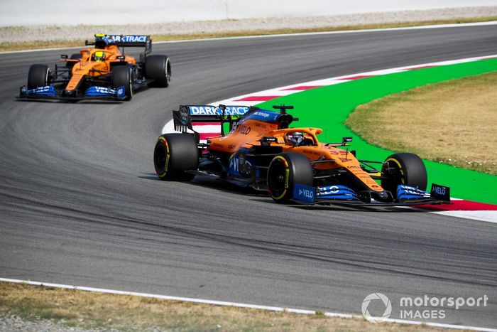 Carlos Sainz Jr., McLaren MCL35 y Lando Norris, McLaren MCL35 