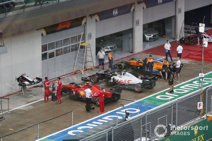 Los monoplazas de Charles Leclerc, Ferrari SF1000, Kevin Magnussen, Haas VF-20 y Carlos Sainz Jr., McLaren MCL35