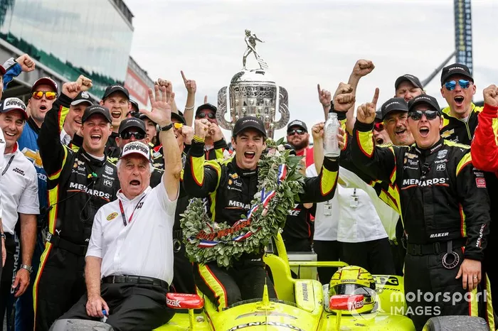 Simon Pagenaud, Team Penske Chevrolet celebra la victoria con Roger Penske