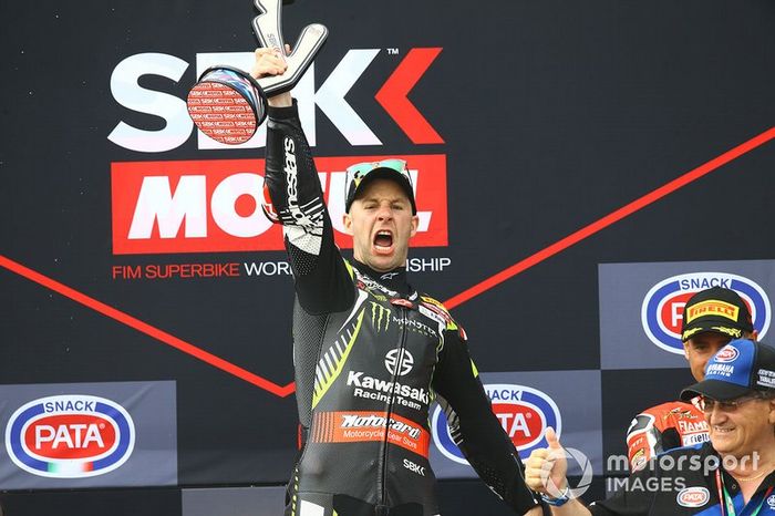 Podio: Jonathan Rea, ganador de la carrera 1, Kawasaki Racing Team

