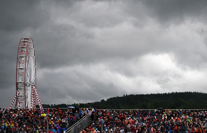Nubes de lluvia sobre una tribuna 