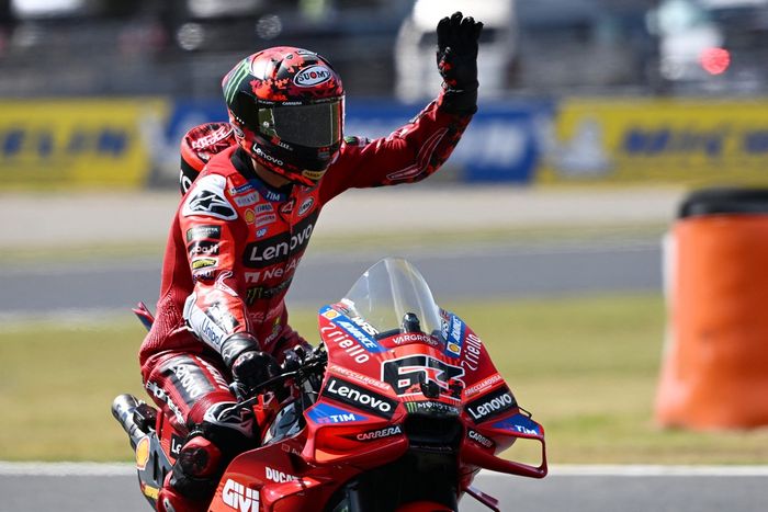 Aprilia очищает воздух с Хорхе Мартином и Марко Беццокки после аварии