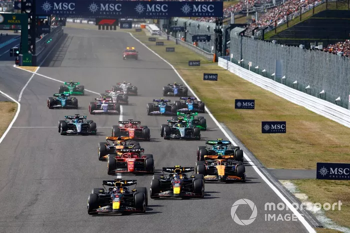 Max Verstappen, Red Bull Racing RB20 Sergio Pérez, Red Bull Racing RB20, Lando Norris, McLaren MCL38, el resto de la parrilla lejos