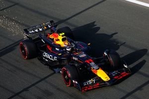 Chispas tras Sergio Pérez, Red Bull Racing RB20