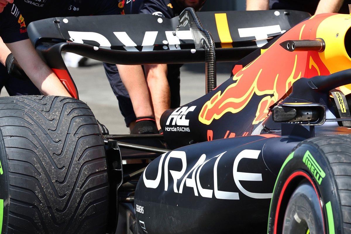 Detalle del alerón trasero en forma de cuchara del Red Bull Racing RB18