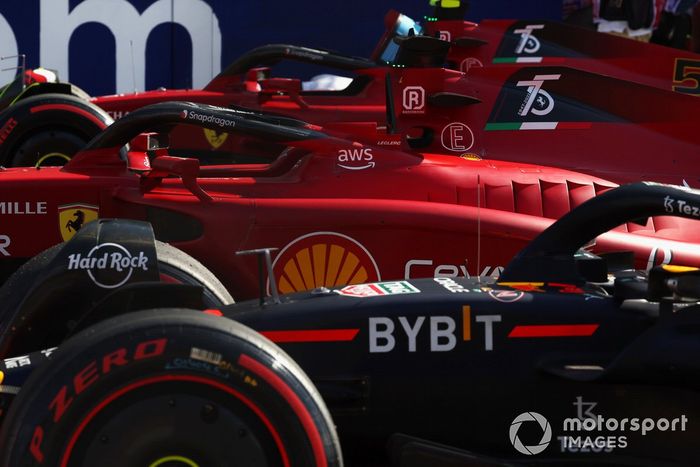 Los coches de los tres primeros clasificados Charles Leclerc, Ferrari F1-75, Carlos Sainz, Ferrari F1-75, Max Verstappen, Red Bull Racing RB18, en la parrilla tras la clasificación