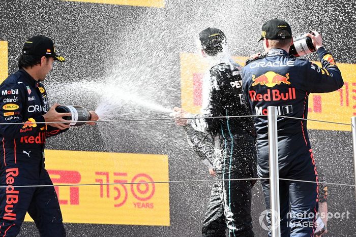 Podio: segundo lugar Sergio Pérez, Red Bull Racing y el ganador Max Verstappen, Red Bull Racing, tercer lugar George Russell, Mercedes-AMG