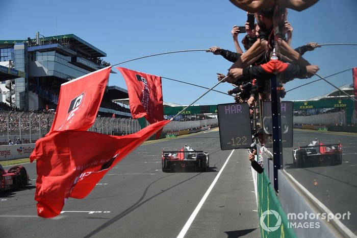 #8 Toyota Gazoo Racing Toyota GR010 Hybrid de Sebastien Buemi, Brendon Hartley, Ryo Hirakawa gana.