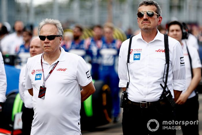 Gene Haas, propietario y fundador de Haas F1, Guenther Steiner, director del equipo Haas F1, en la parrilla