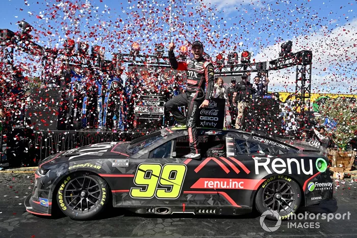 Daniel Suárez, TrackHouse Racing, Onx Homes / Renu Chevrolet Camaro celebra su victoria