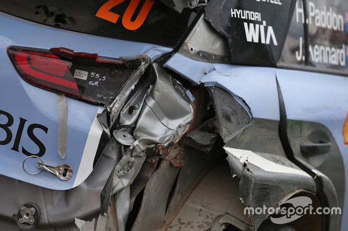 L'auto danneggiata di Hayden Paddon, John Kennard, Hyundai i20 WRC, Hyundai Motorsport
