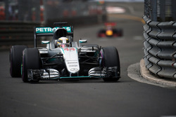 Льюис Хэмилтон, Mercedes AMG F1 W07 едет впереди Даниэля Риккардо, Red Bull Racing RB12